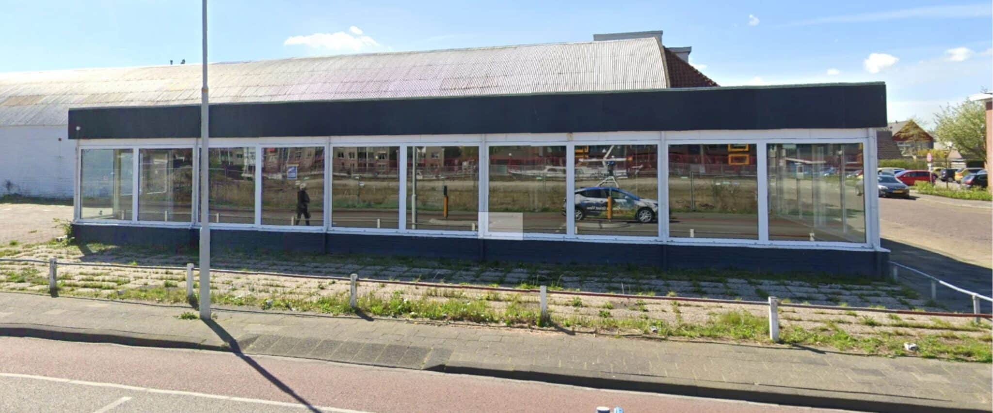Voormalige garage in Sneek voor de herbestemming naar wonen en zorg