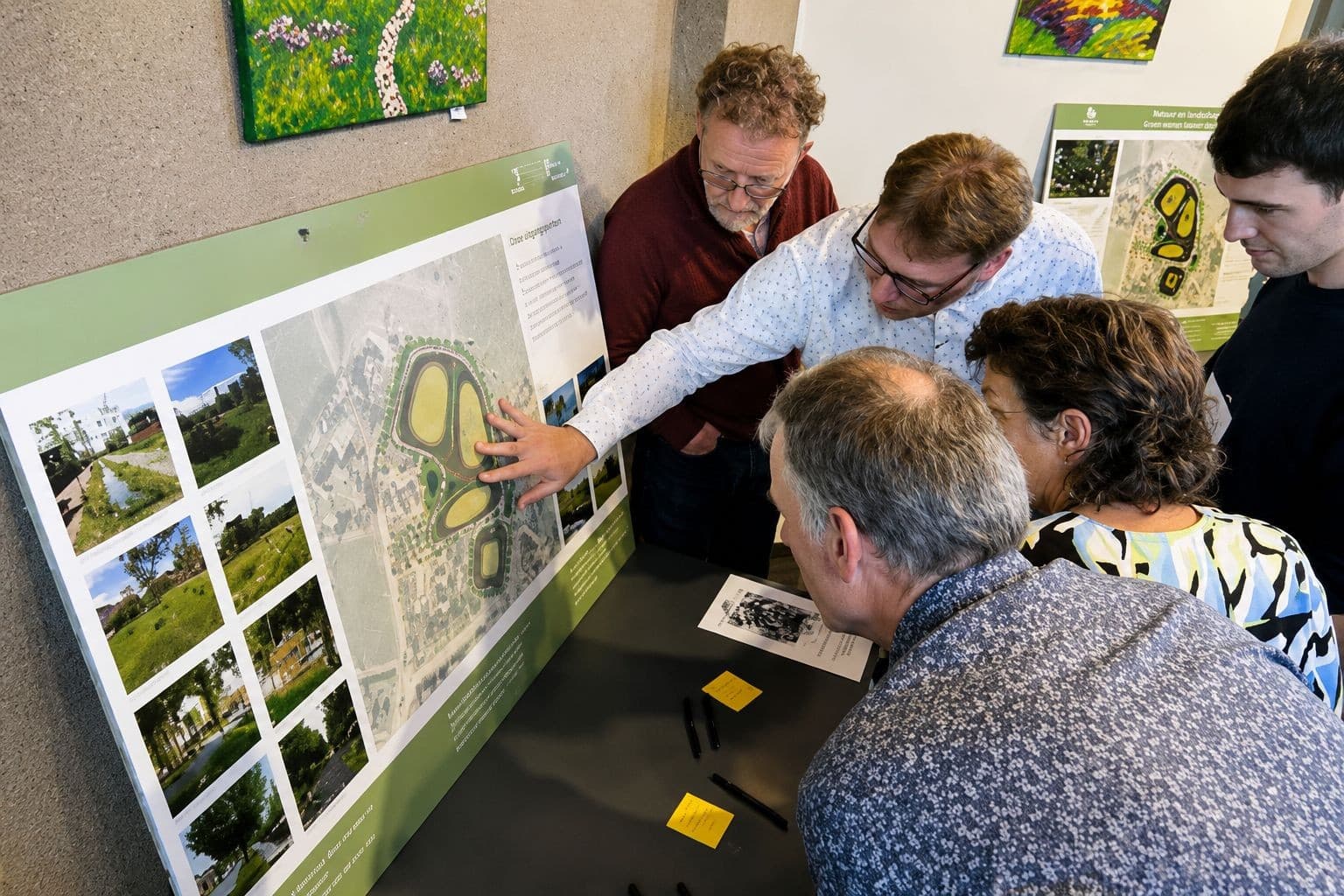 Bewoners bespreken samen een stedenbouwkundig plan tijdens een participatiebijeenkomst. De Essergaarde